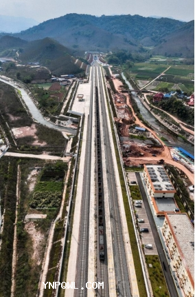 一軌通兩國(guó)，中老鐵路開(kāi)啟幸福路，配齊物流走天下